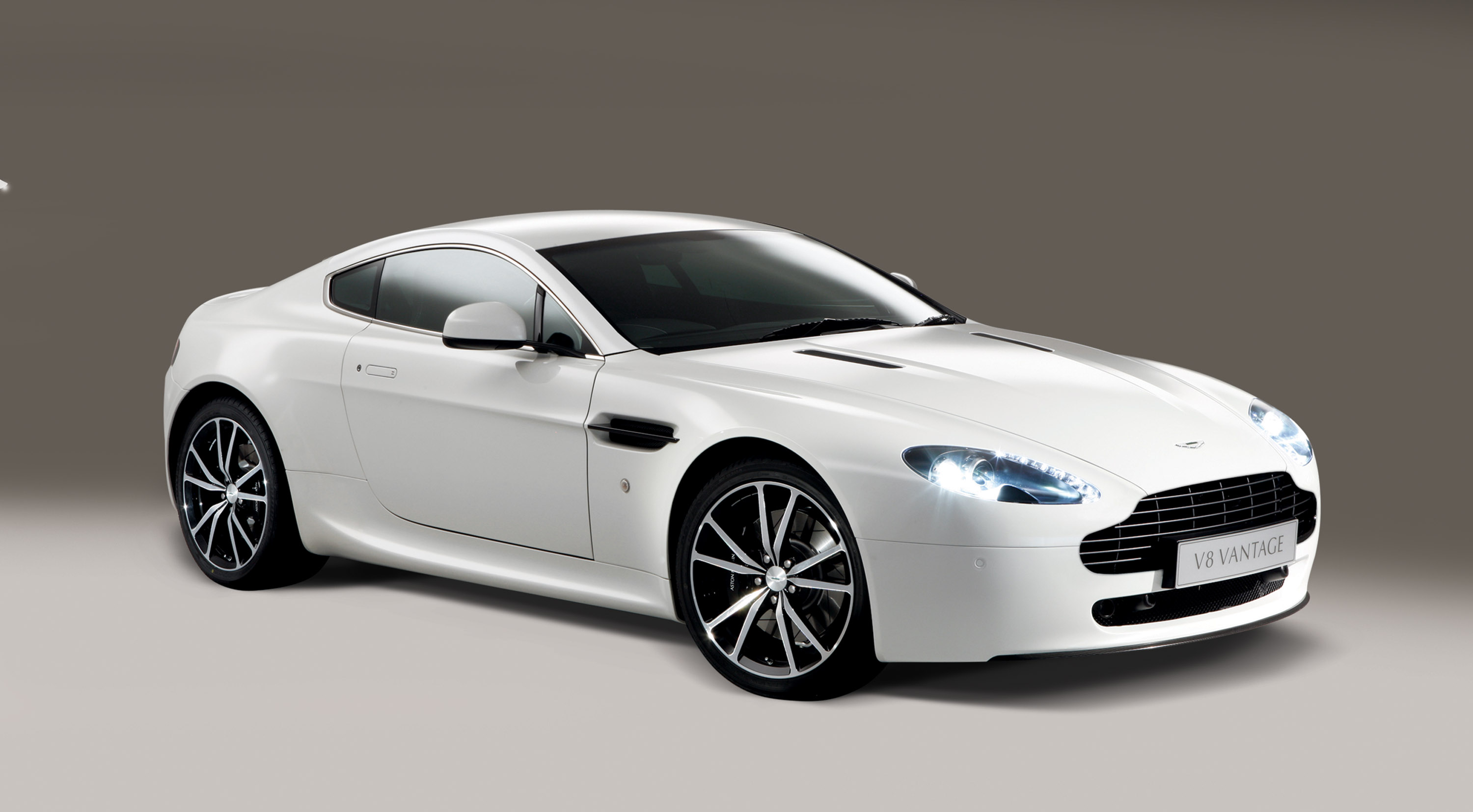 Размер колёс на Aston Martin V8 Vantage 2010 Подбор шин на Aston Martin V8 Vantage 2010