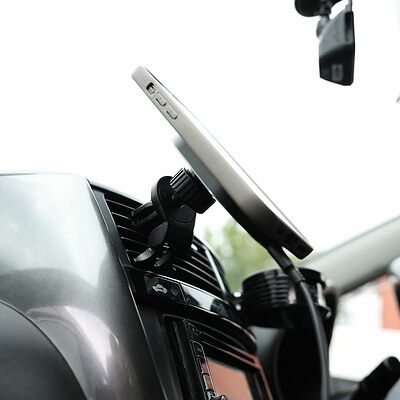 REXANT 40-0607 Автомобильный держатель с беспроводной зарядкой MagSafe 15Вт REXANT 